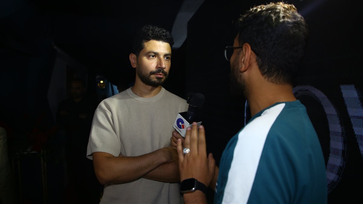 محمد انور مع صحفي كارافان
