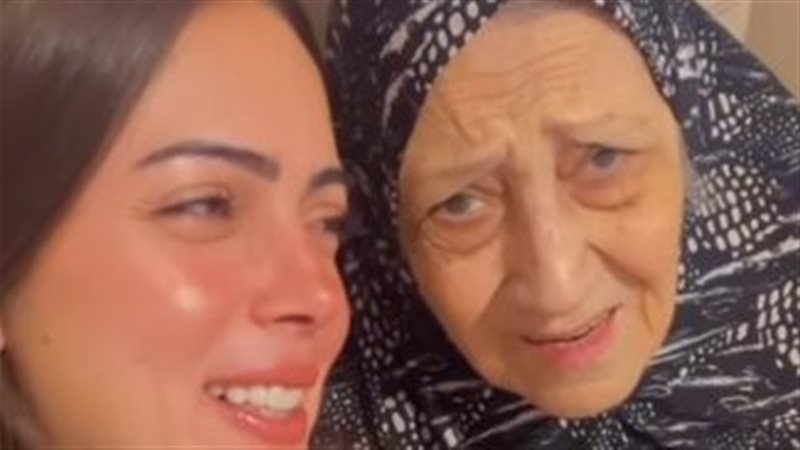 الفنانة وئام مجدي وجدتها نوال