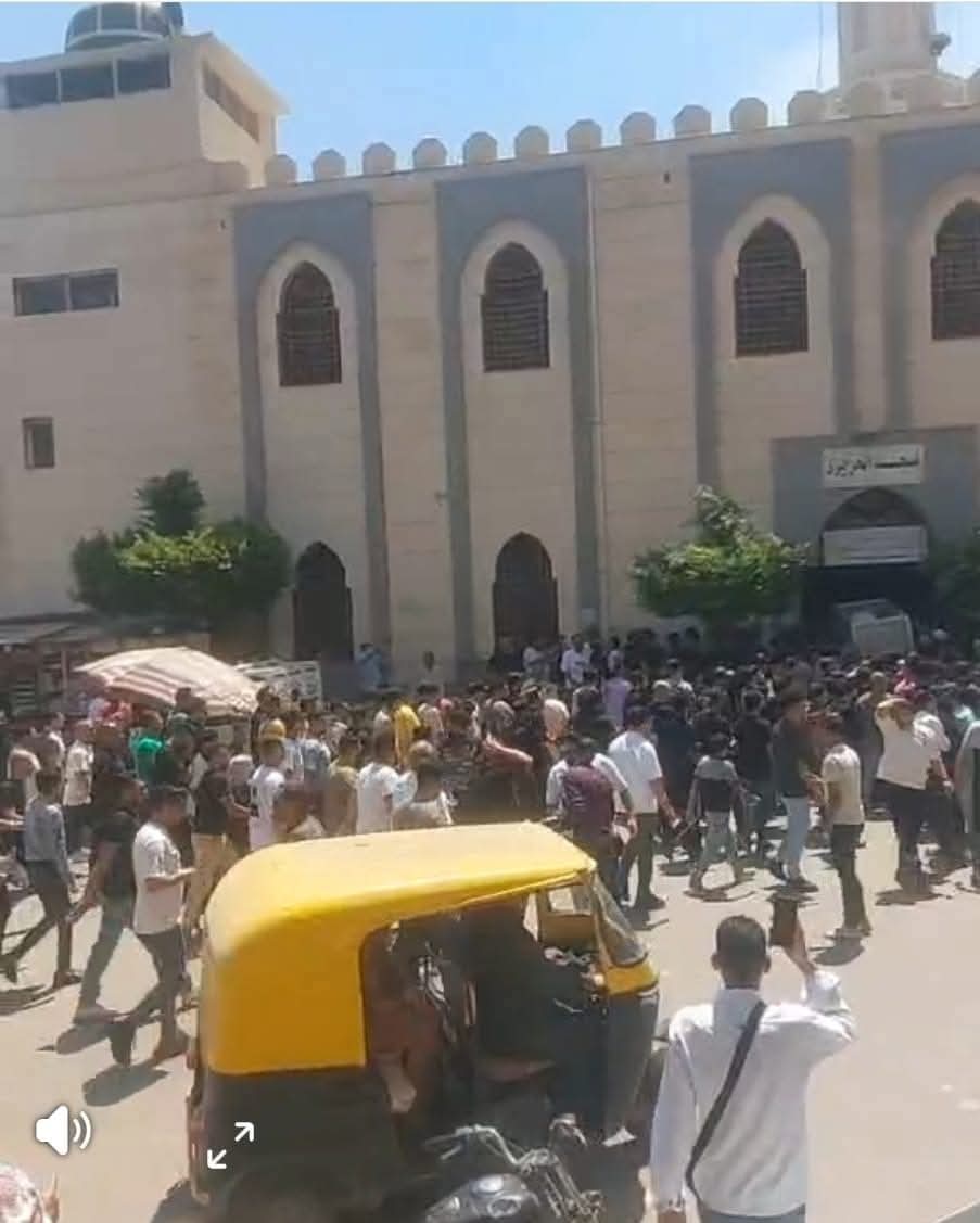 وصول جثمان المطرب الشعبي أحمد عامر لمسجد الحرايري