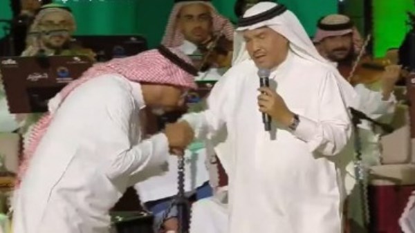 هاني فرحات بالزي السعودي