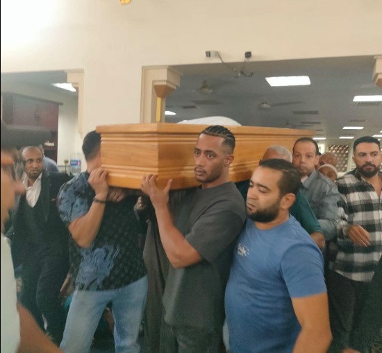 محمد رمضان من جنازة والده