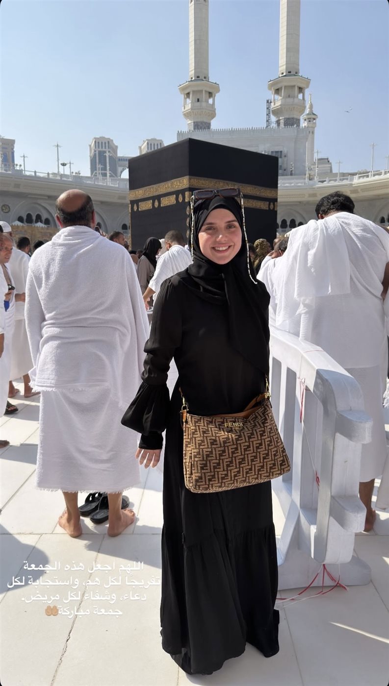 رنا رئيس تؤدي مناسك العمرة&nbsp;