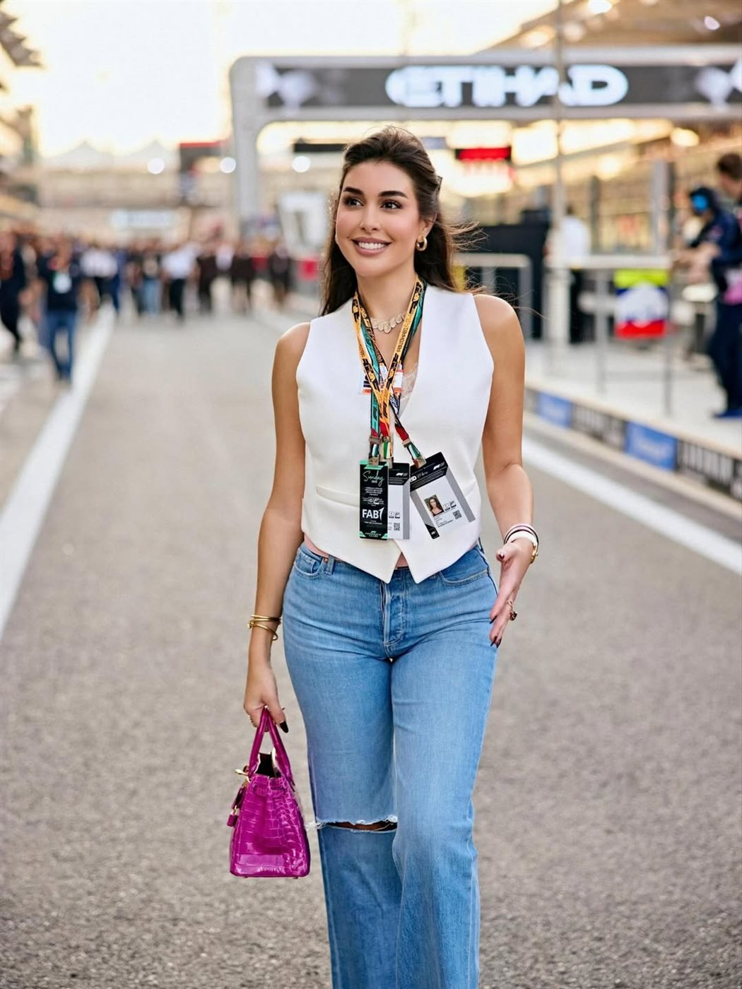 <strong>ياسمين صبري تخطف الأنظار في جلسة تصوير داخل حلبة فورمولا 1</strong>