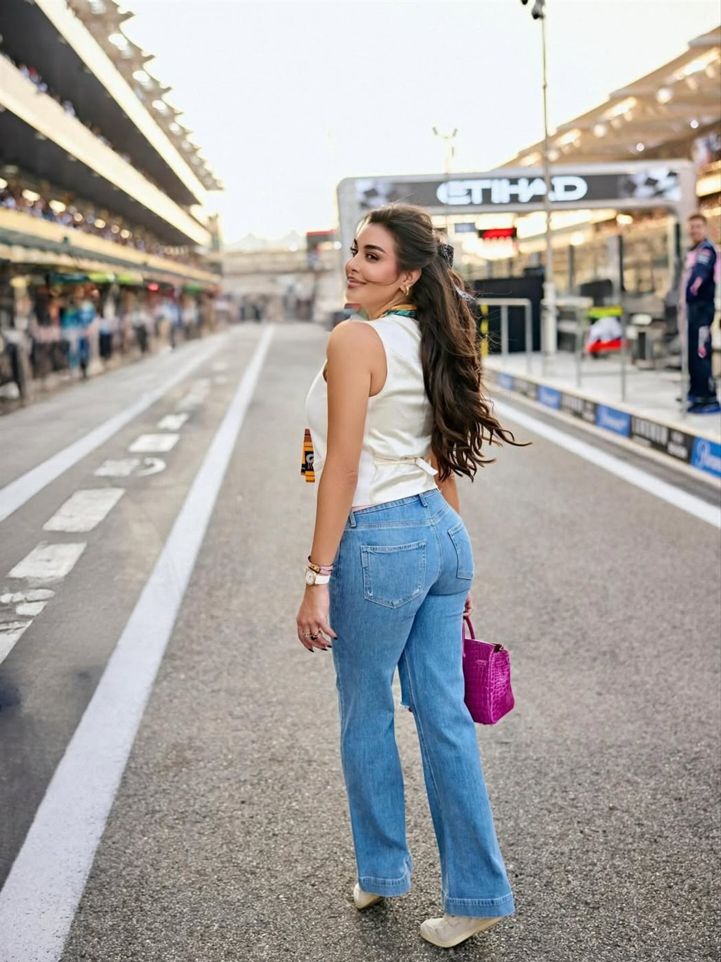 <strong>ياسمين صبري تخطف الأنظار في جلسة تصوير داخل حلبة فورمولا 1</strong>