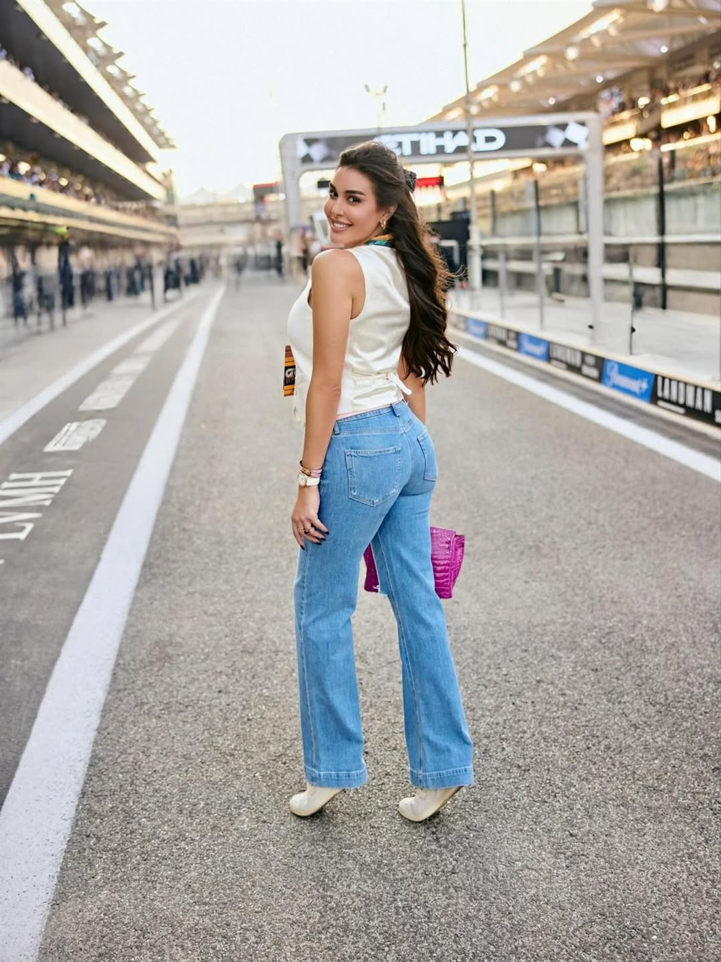 <strong>ياسمين صبري تخطف الأنظار في جلسة تصوير داخل حلبة فورمولا 1</strong>