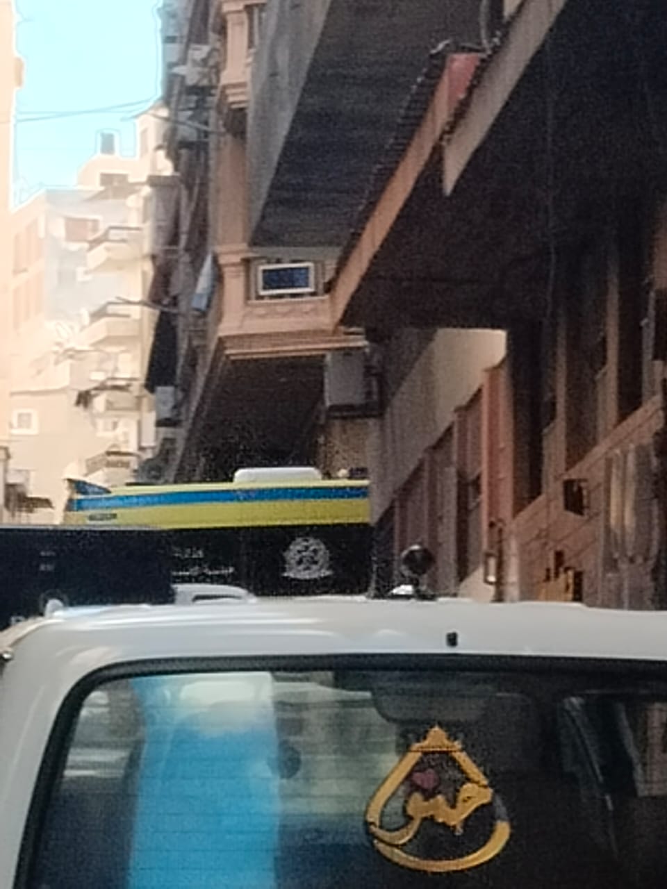 سيارة الإسعاف تنقل جثمان نيفين مندور إلى المشرحة