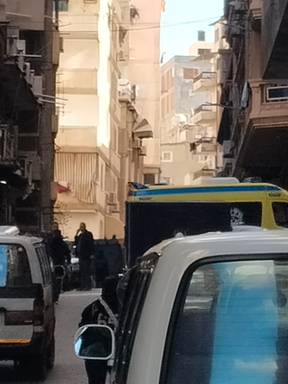 سيارة الإسعاف تنقل جثمان نيفين مندور إلى المشرحة