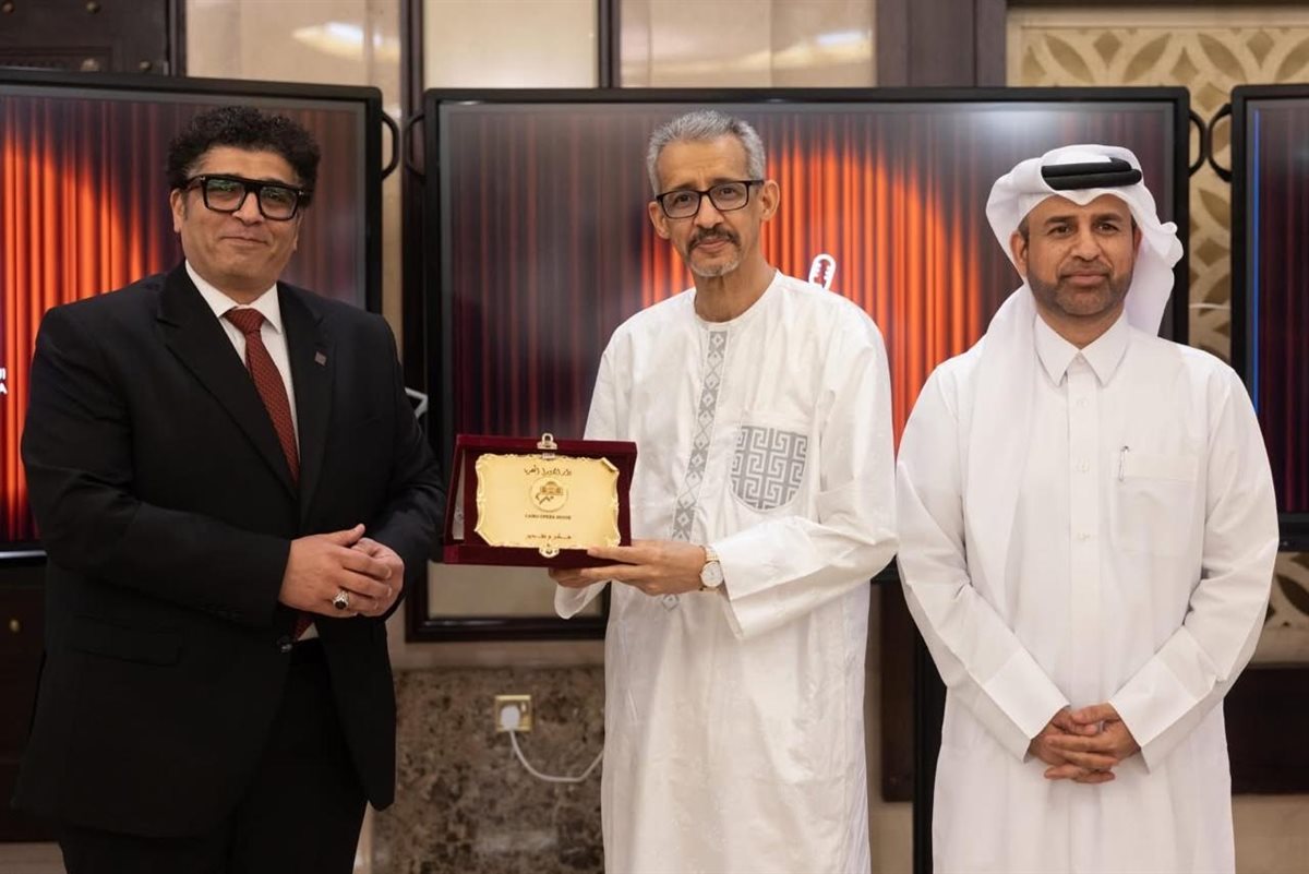 الدكتور علاء عبد السلام يتسلم الدرع