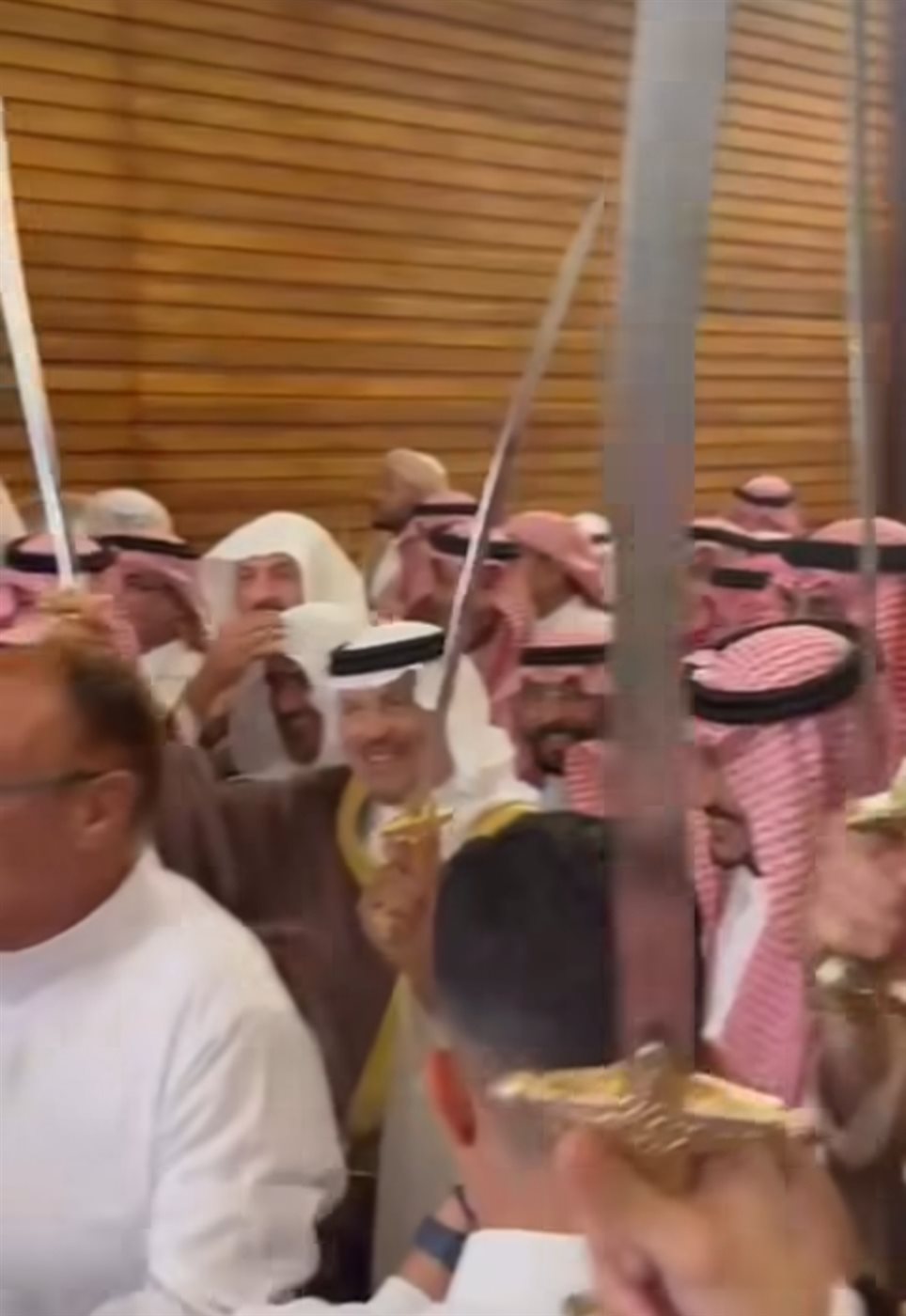 احتفال محمد عبده بالسيوف