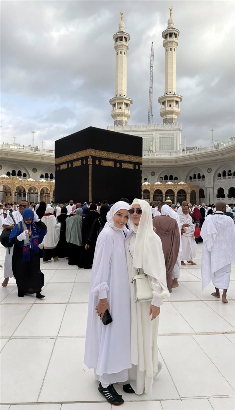 بسمة بوسيل تؤدي مناسك العمرة