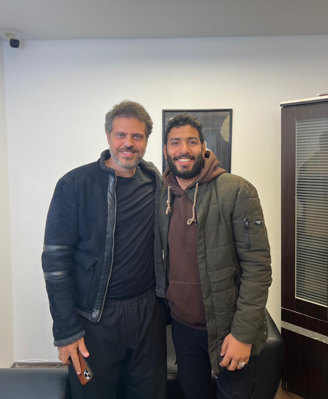 الفنان طارق صبري وسعد نبيل صحفي بموقع كارافان