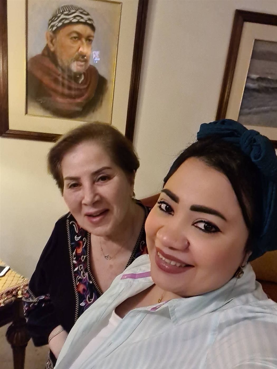 الكاتبة هبة محمد علي بجوار الفنانة بوسي