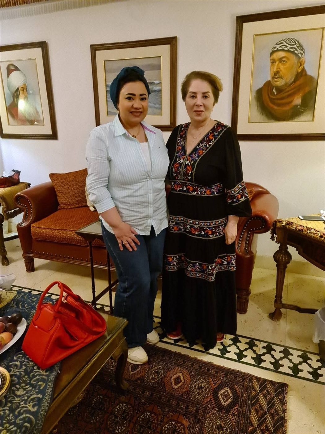 الكاتبة هبة محمد علي بجوار الفنانة بوسي