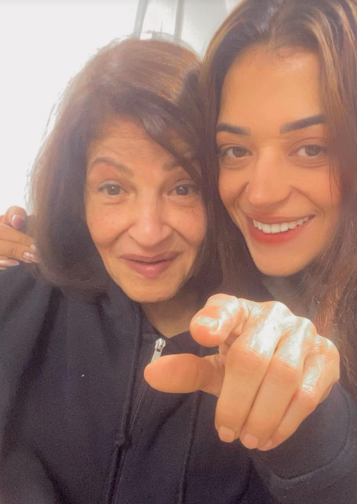 الفنانة عائشة الكيلاني وجفيدتها