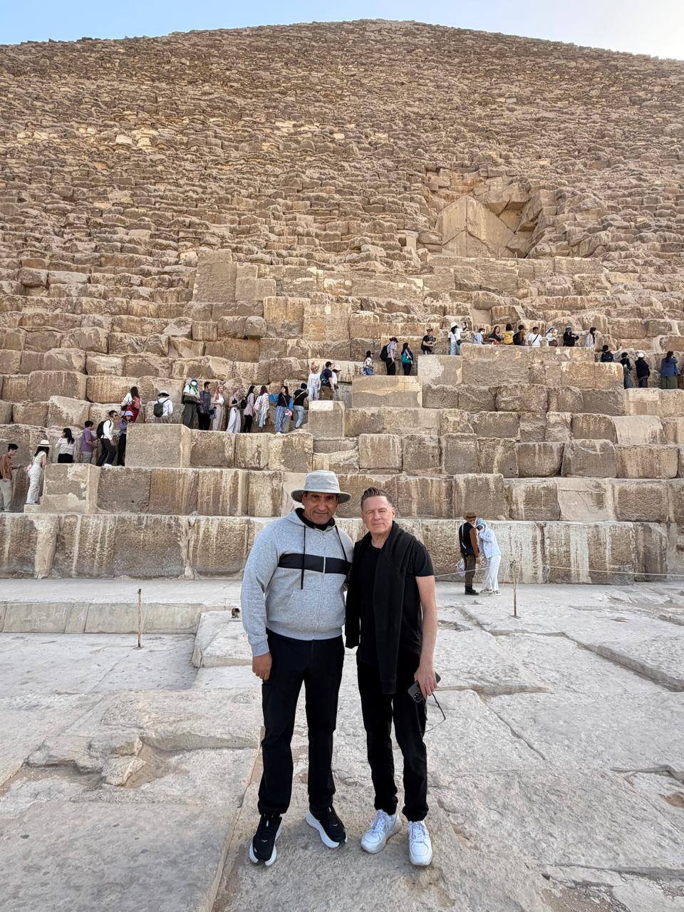 براين آدمز يزور أهرامات الجيزة