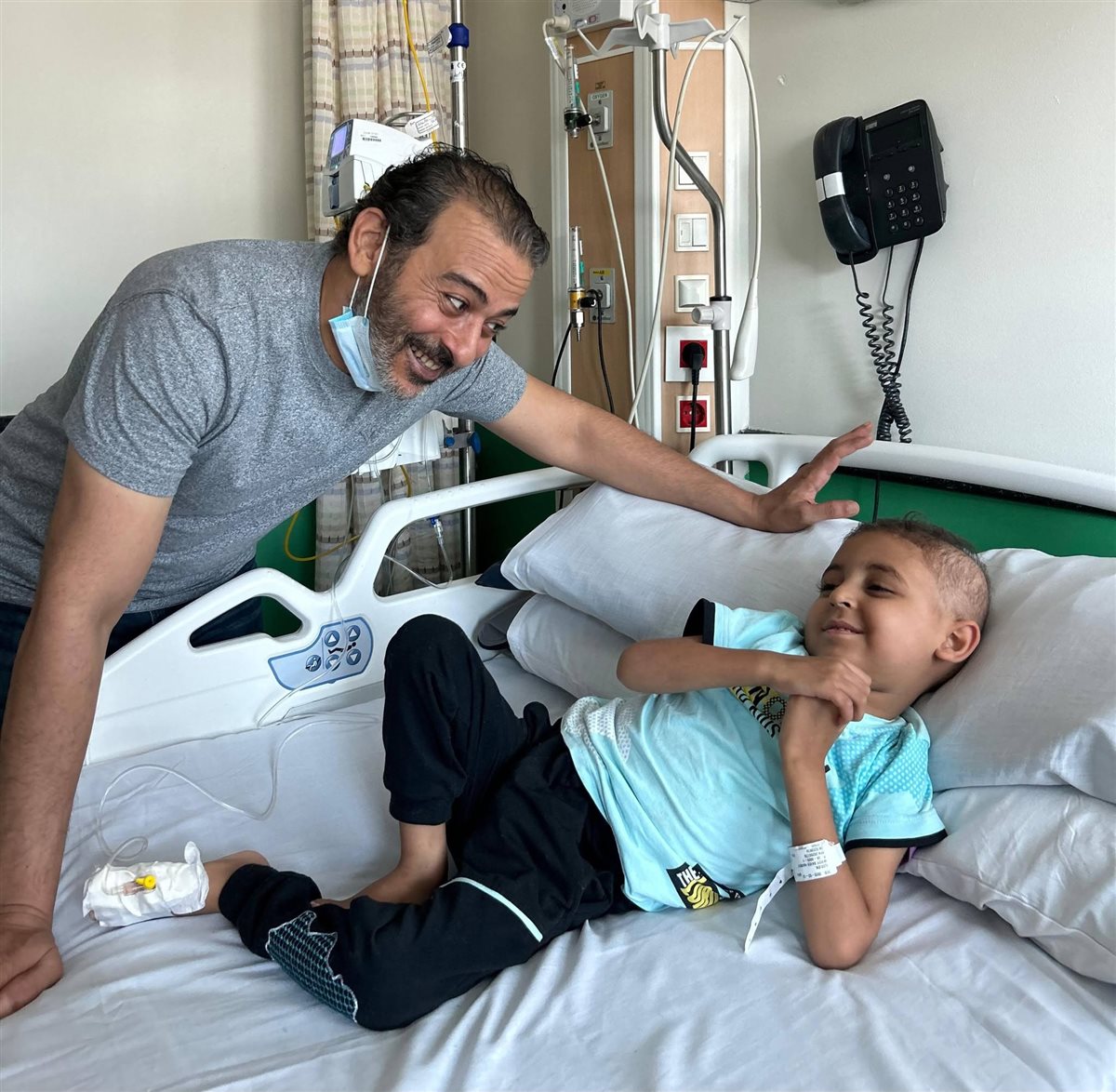 أحمد عزمي في زيارته الخاص لمستشفى الأطفال لعلاج السرطان