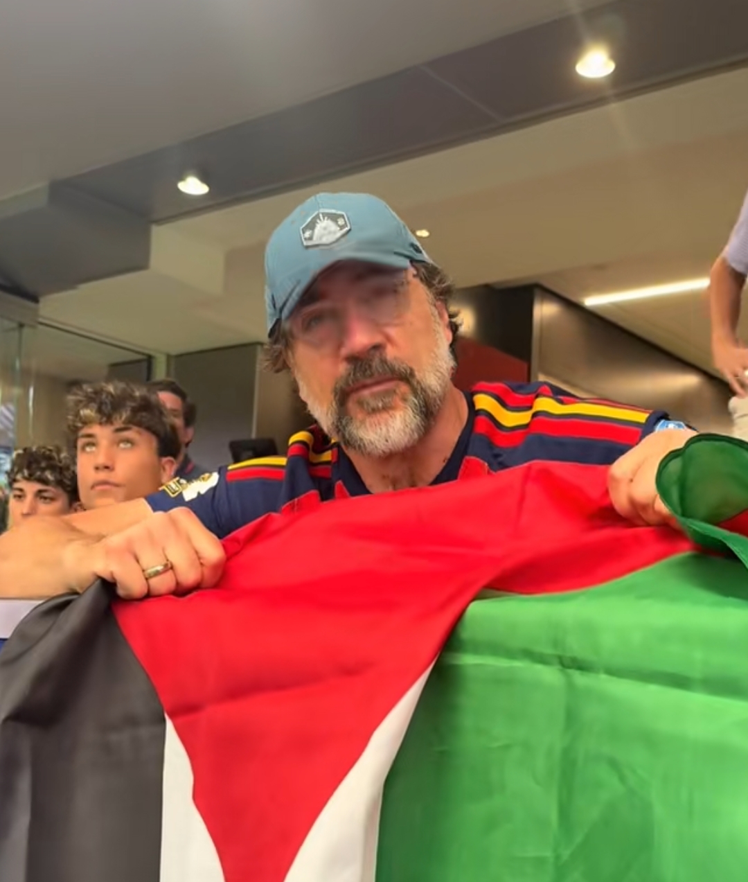 خافيير بارديم يدعم فلسطين في مدرجات كأس العالم&nbsp;