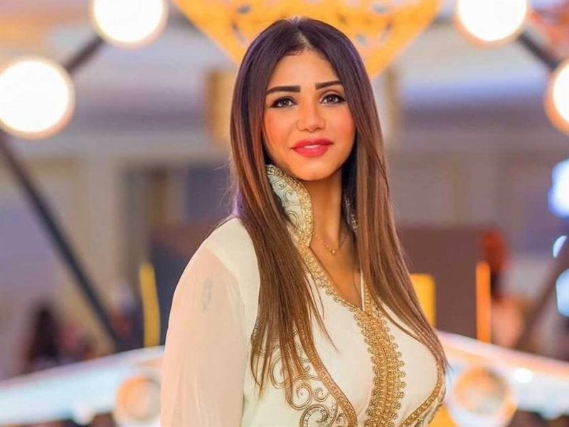 الفنانة إيناس عز