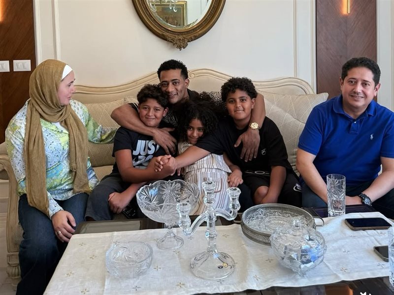 محمد رمضان مع أسرة