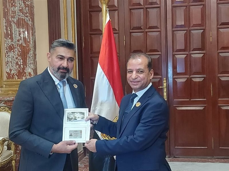 منهم ياسر جلال.. نجوم الفن يستلمون كارنيه مجلس الشيوخ 