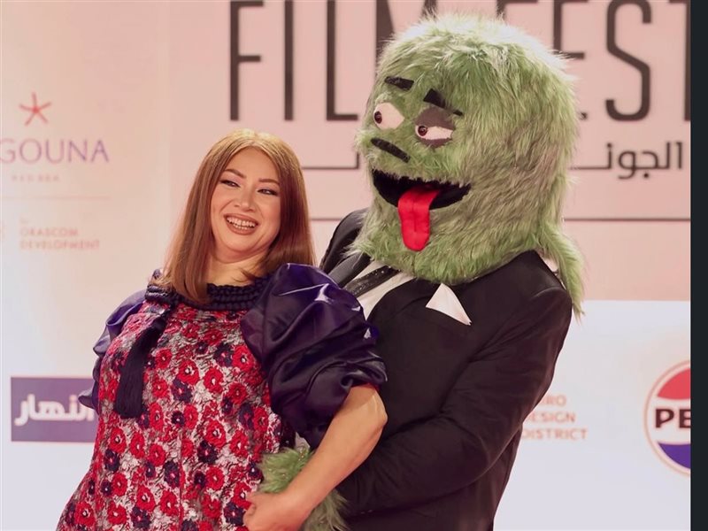 انتصار مع الشخصية الكرتونية لفيلم السادة الأفاضل على السجادة الحمراء بالجونة