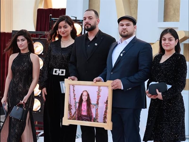 صناع اغمضي عينك يا هند يرفعون صورة الطفلة الشهيدة في ختام الجونة