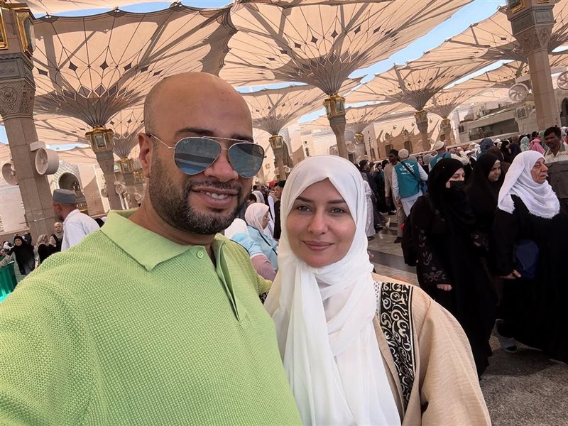 من داخل المسجد النبوي.. حاتم صلاح يؤدي مناسك العمرة مع زوجته