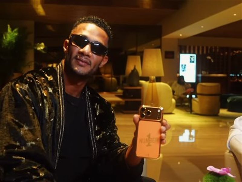 شركة تهدي محمد رمضان هاتف من الذهب الخالص محفورًا عليه اسمه (صور)