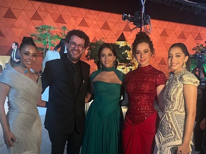 مازن المتجول مع فنانات الحفل 