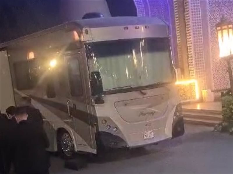 كارافان في عزاء والد محمد رمضان يثير الجدل.. ما القصة؟