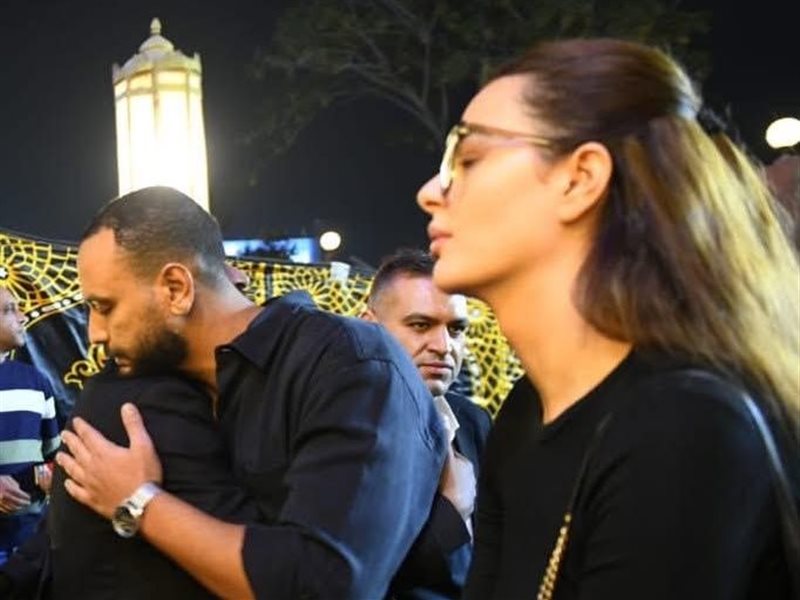 بعد شائعات انفصالهما.. هنادي مهنا وأحمد خالد صالح سويا في عزاء والد محمد رمضان 