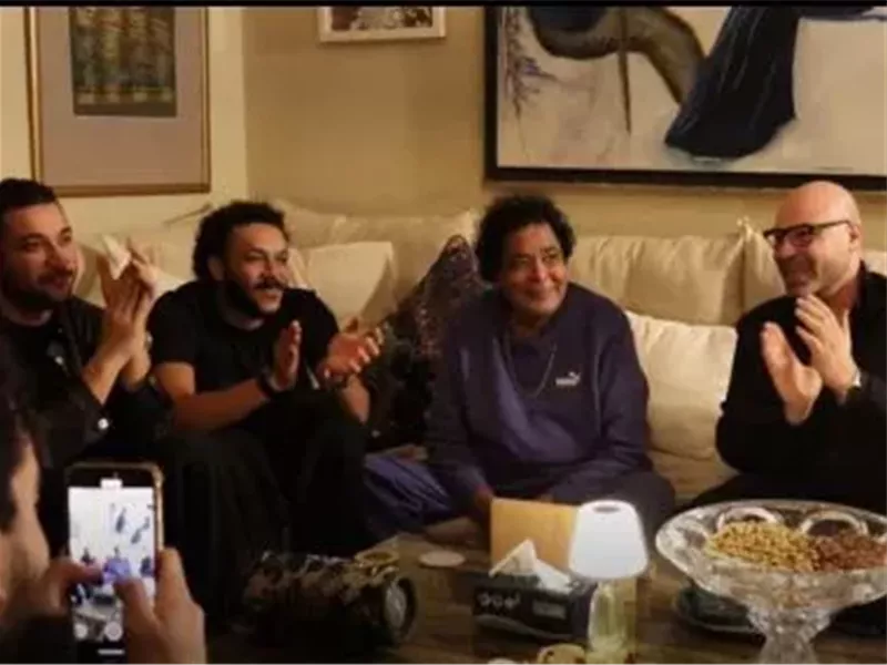 محمد منير يستقبل ويجز وفريق عمل كلام فرسان احتفالا بالكليب