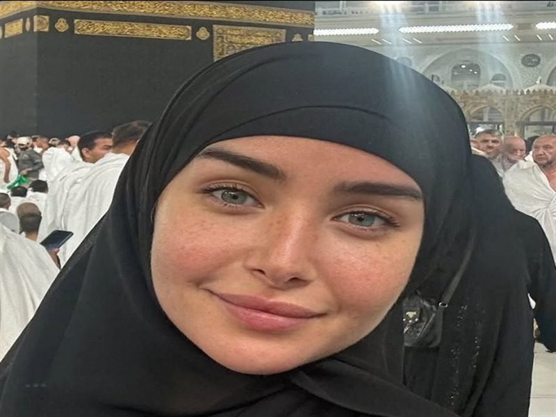 هنا الزاهد تؤدي مناسك العمرة وتلتقط سيلفي بجوار الكعبة