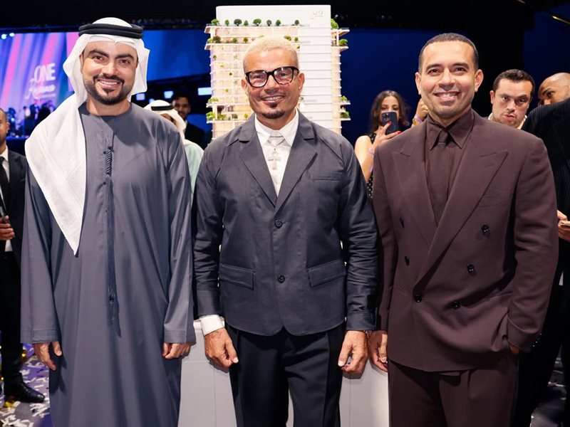 عمرو دياب يخطف الأنظار بتجربة طائرة فردية خاصة وسط اضواء الكاميرات