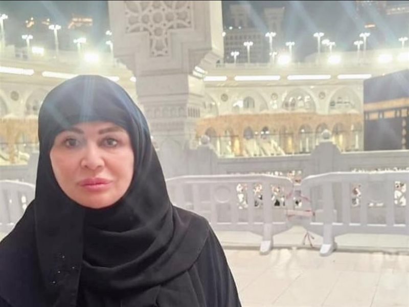 إلهام شاهين تؤدي العمرة عن والدتها بختام رحلتها إلى السعودية