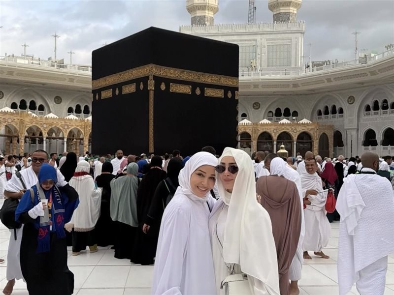 بسمة بوسيل تؤدي مناسك العمرة وتلتقط الصور التذكارية في الحرم المكي