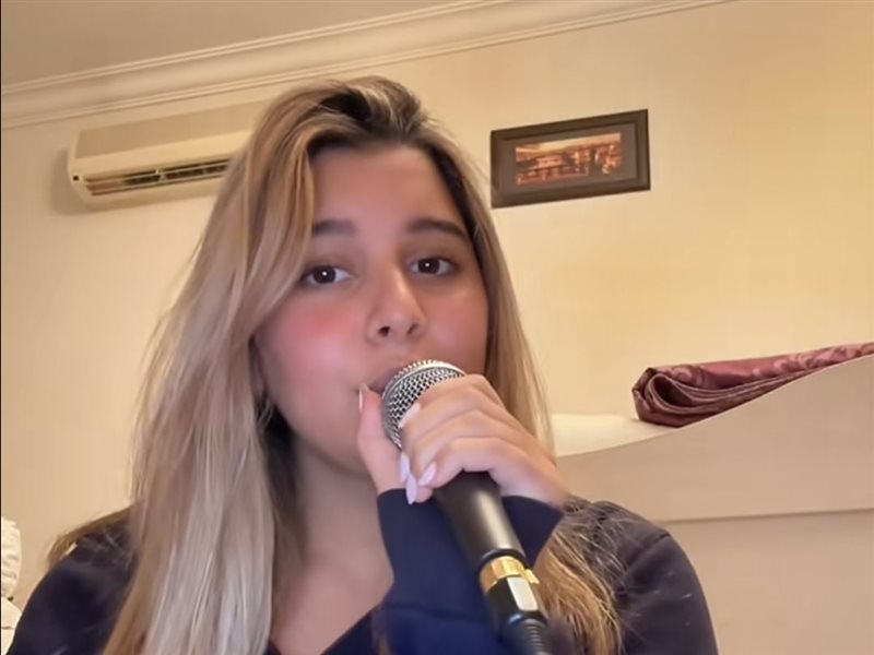 ابنة شيرين عبدالوهاب تفاجئ جمهورها بغنائها 