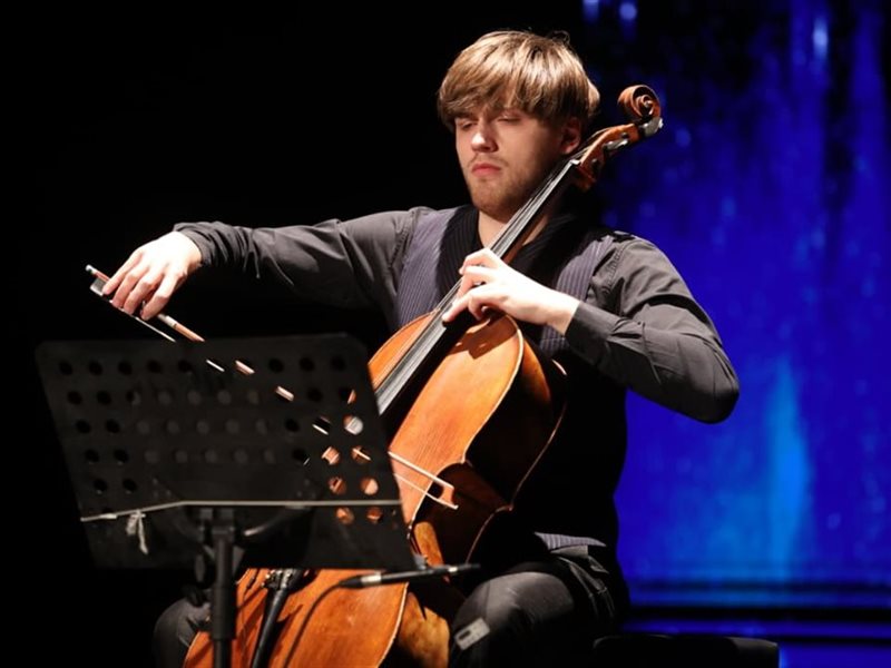 تحت رعاية وزير الثقافة.. عازف التشيللو الإيطالي إيتوري باجاني يأسر جمهور المسرح القومي بأمسية موسيقية عالمية