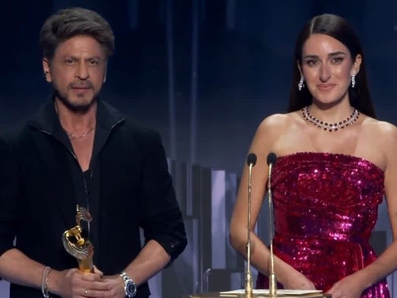 أمينة خليل وشاروخان يقدمان جائزة صناع الترقية الفخرية لأصالة في حفل Joy Awards 2026 بالرياض