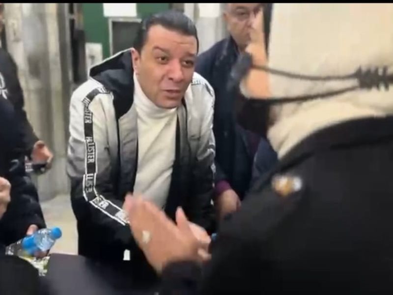 مصطفى كامل يودع أعضاء نقابة الموسيقيين المتجهين للعمرة