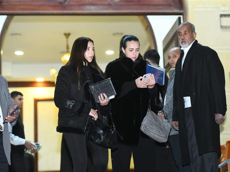 دنيا وإيمي سمير غانم وأحمد داود أبرزهم.. نجوم الفن في عزاء شقيق الفنانة شيرين 