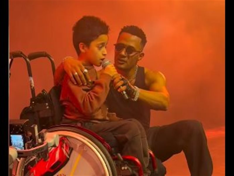 محمد رمضان وطفل من ذوي الهمم