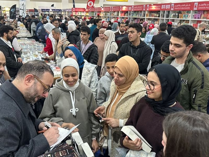 أحمد عثمان يشهد إقبالاً جماهيريًا في توقيع روايته «الوارث» بمعرض القاهرة الدولي للكتاب