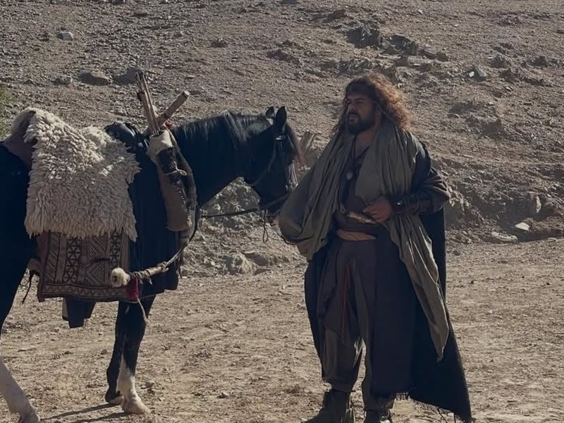 منذر رياحنة: من التاريخ إلى الشر والكوميديا.. رحلة فنية متعددة الوجوه