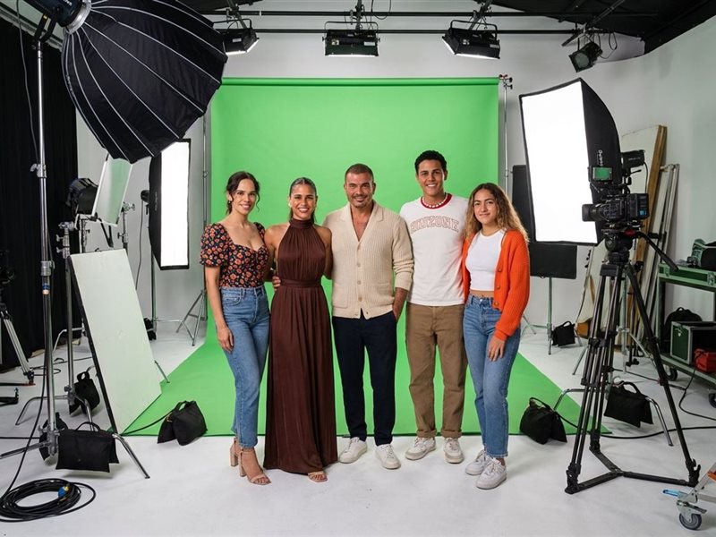 عمرو دياب وأبنائه الأربعة 