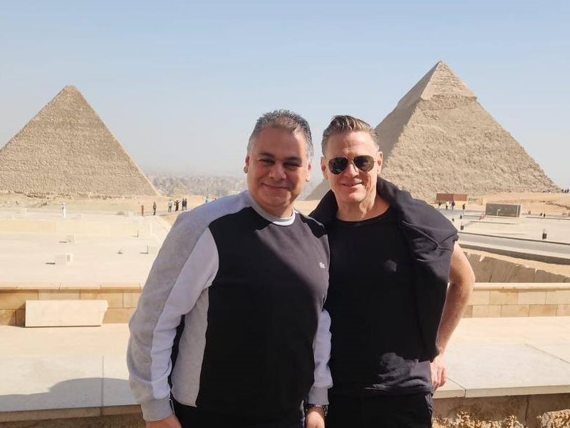 براين آدمز يزور أهرامات الجيزة