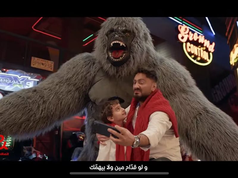 تامر حسني يفاجئ جمهوره بظهور والدته ونجله في إعلان جديد