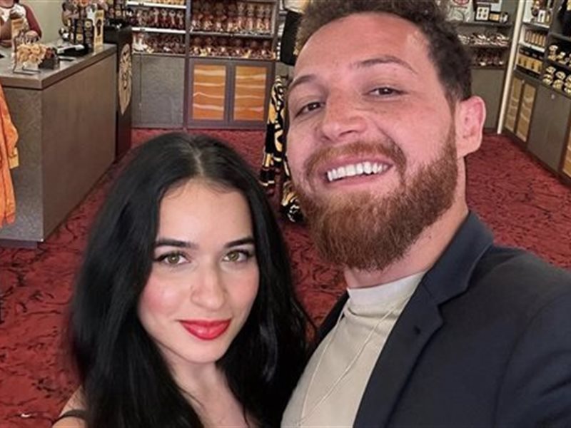 محمود حجازي وزوجته رنا طارق