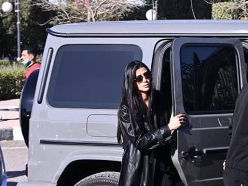 النجوم يواسيون مي عمر في جنازة والدها بمسجد الشرطة بالشيخ زايد