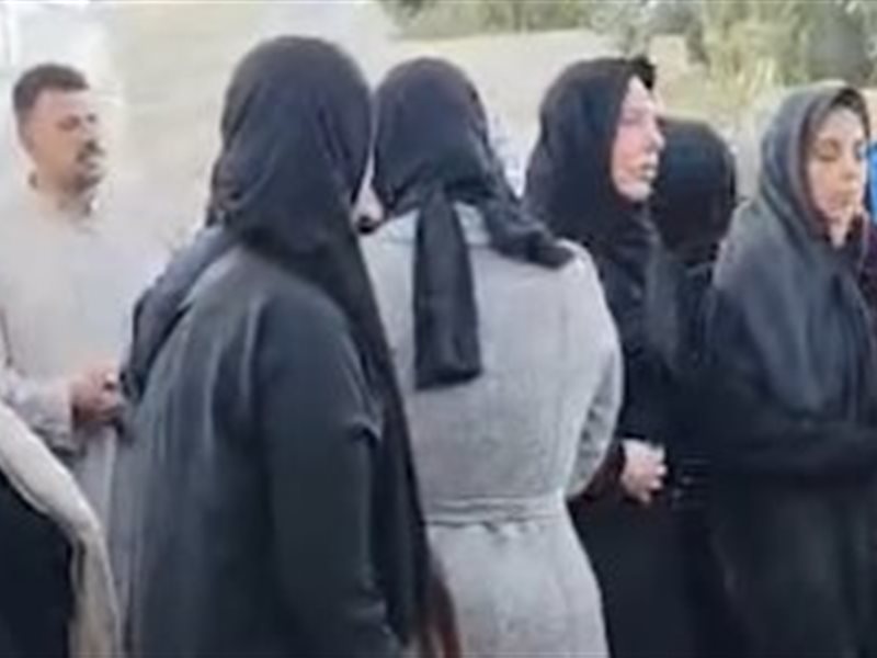 نهال طايل تنهار أثناء وداع والدها في جنازته بالمنوفية